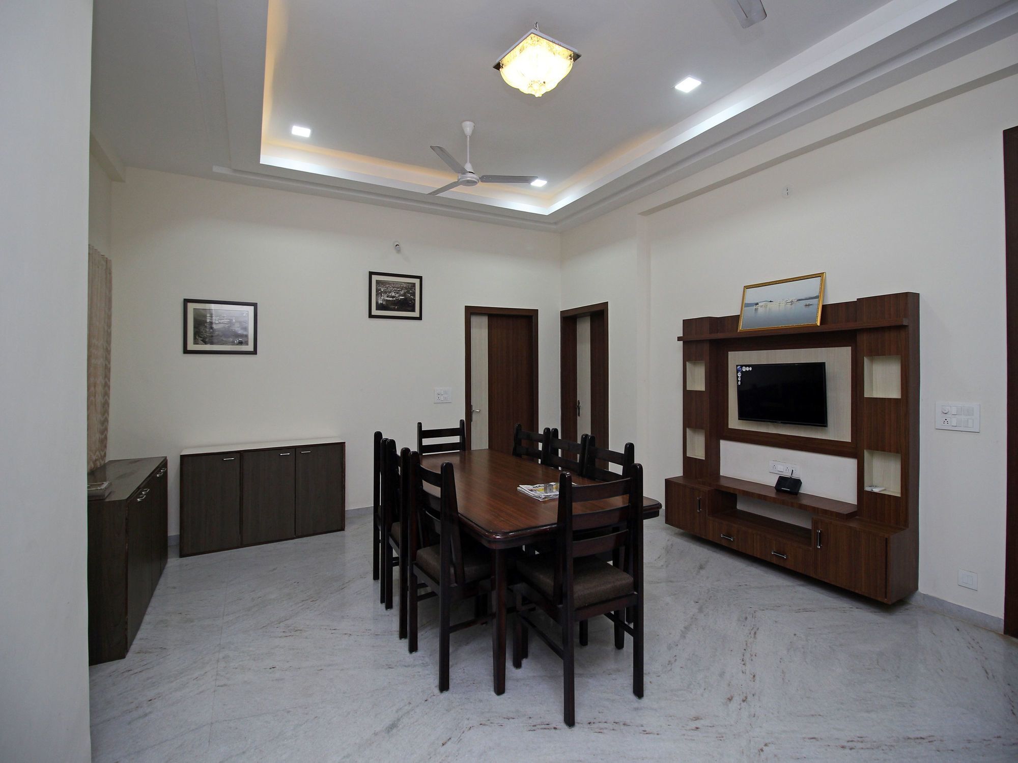 Hotel Oyo 9888 1bhk Near Celebration Mall