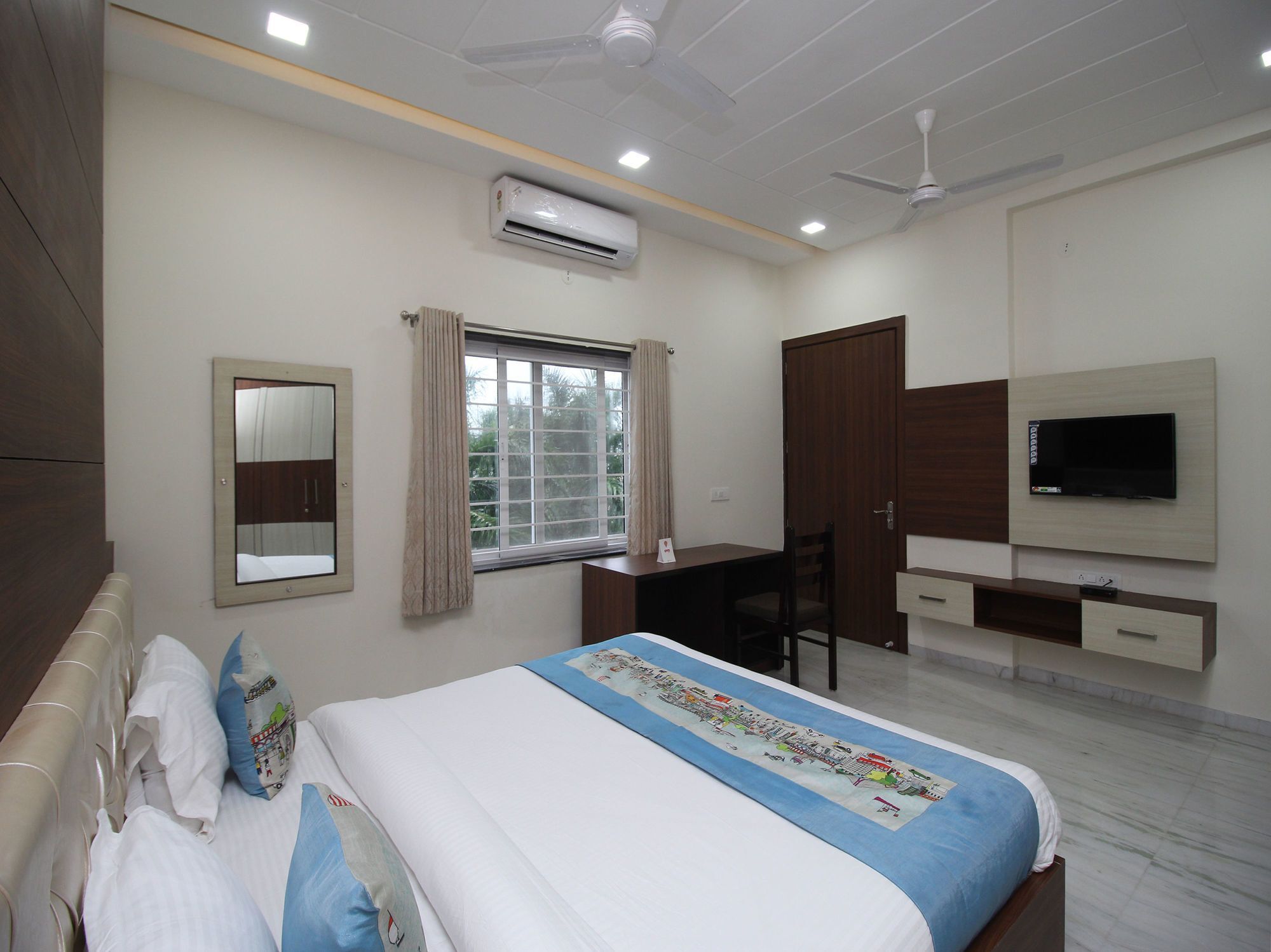 Oyo 9888 1bhk Near Celebration Mall Hotel 3*