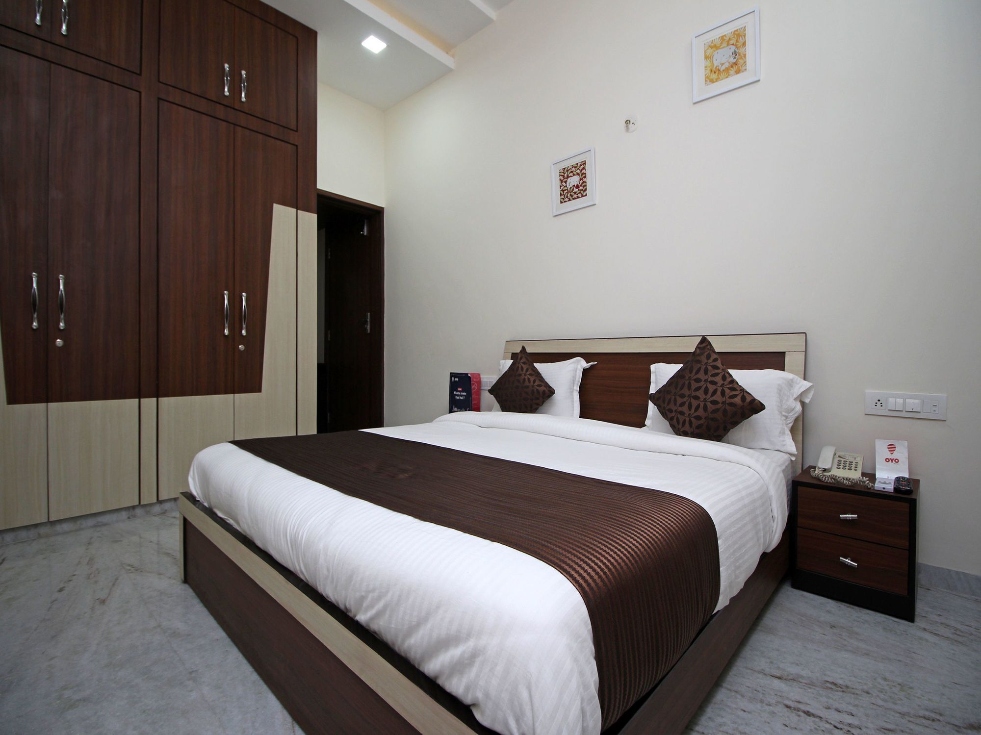 Hotel Oyo 9888 1bhk Near Celebration Mall