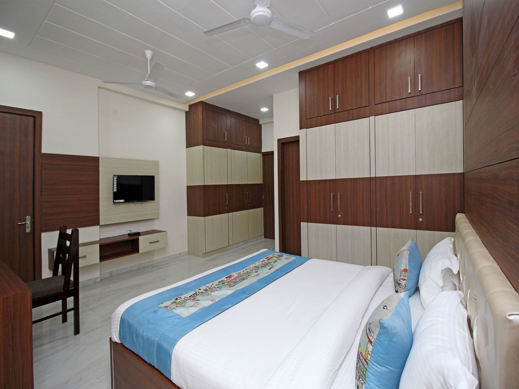 Hotel Oyo 9888 1bhk Near Celebration Mall