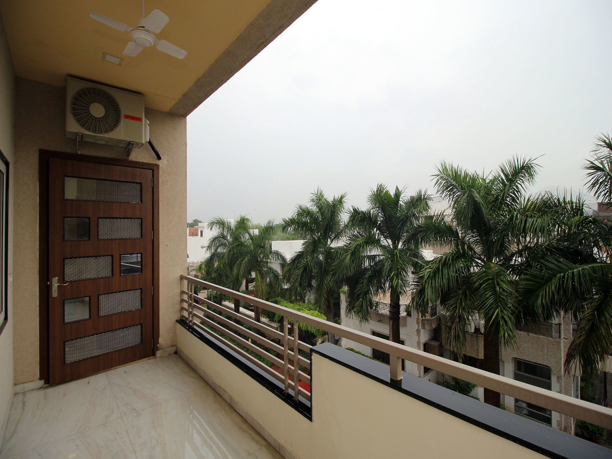 Oyo 9888 1bhk Near Celebration Mall 3*