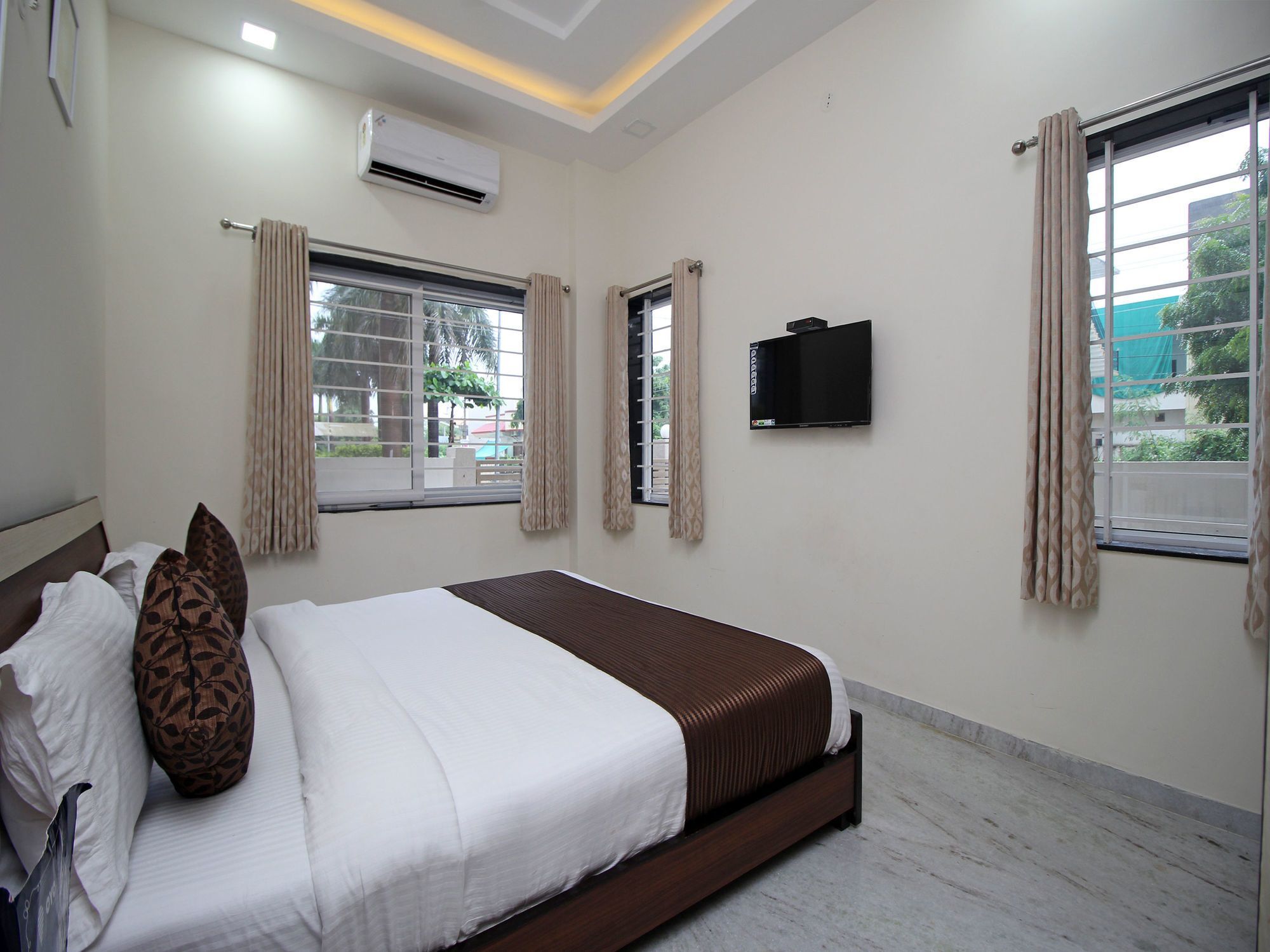 Oyo 9888 1bhk Near Celebration Mall