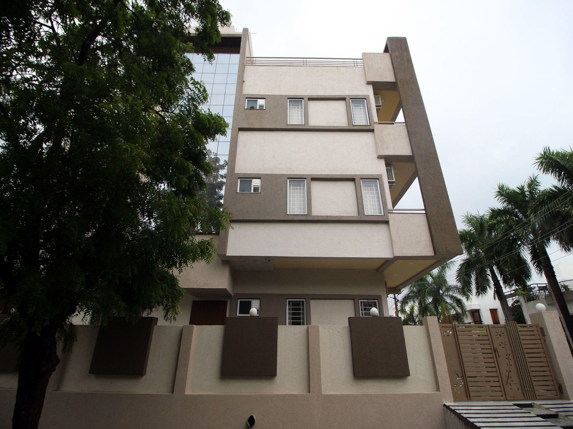 Oyo 9888 1bhk Near Celebration Mall Hotel