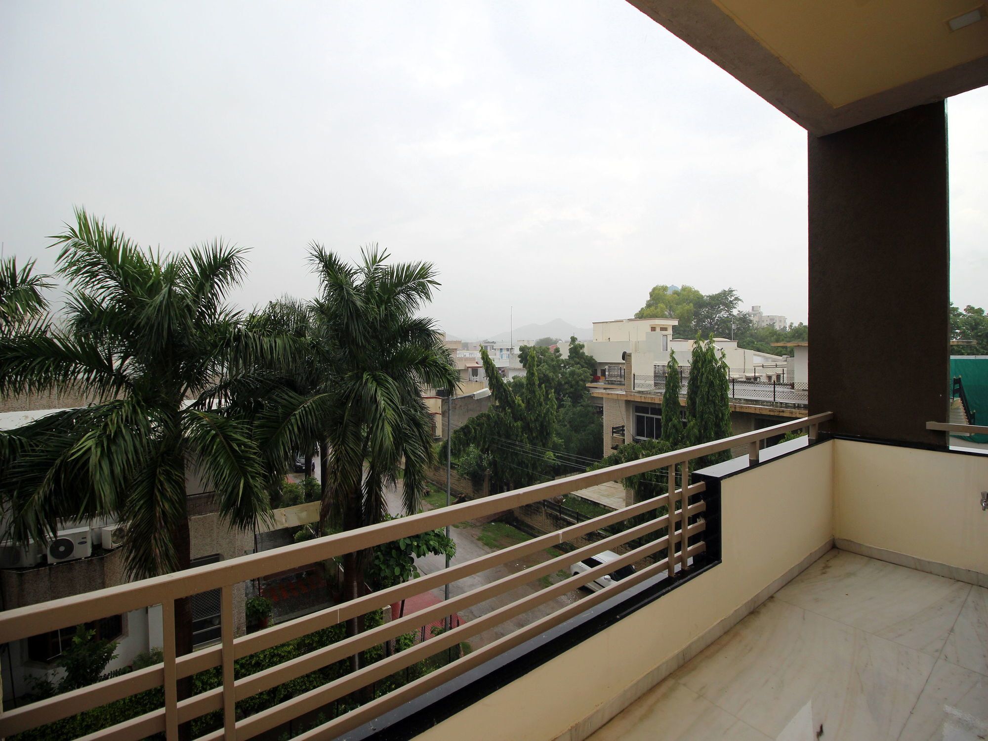 Hotel Oyo 9888 1bhk Near Celebration Mall 3*