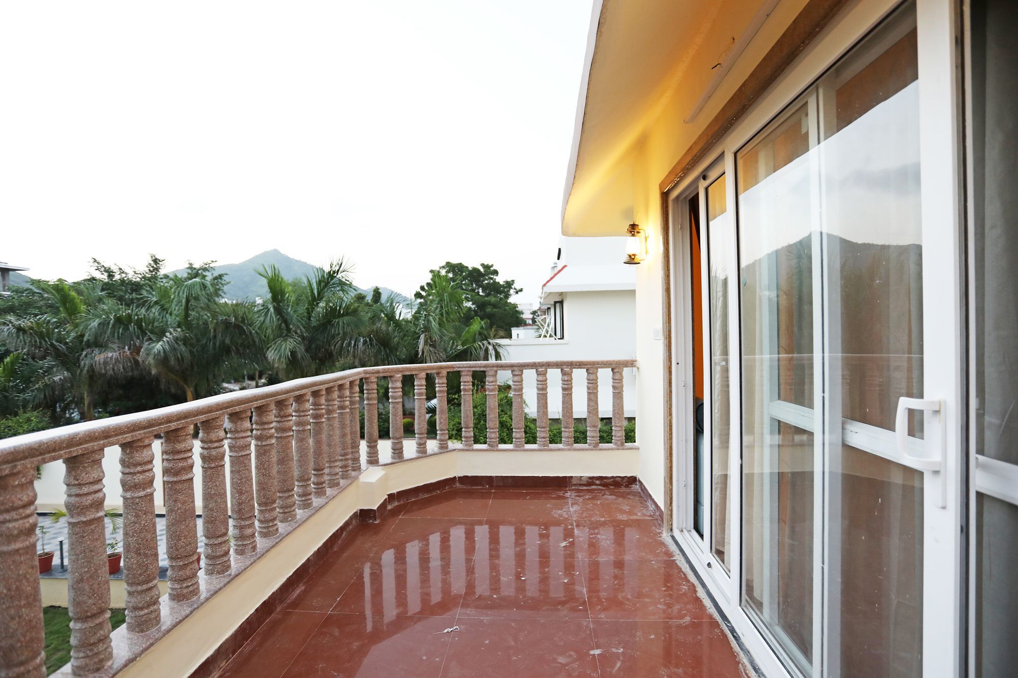 Oyo 9428 Hill View Goverdhan Hotel
