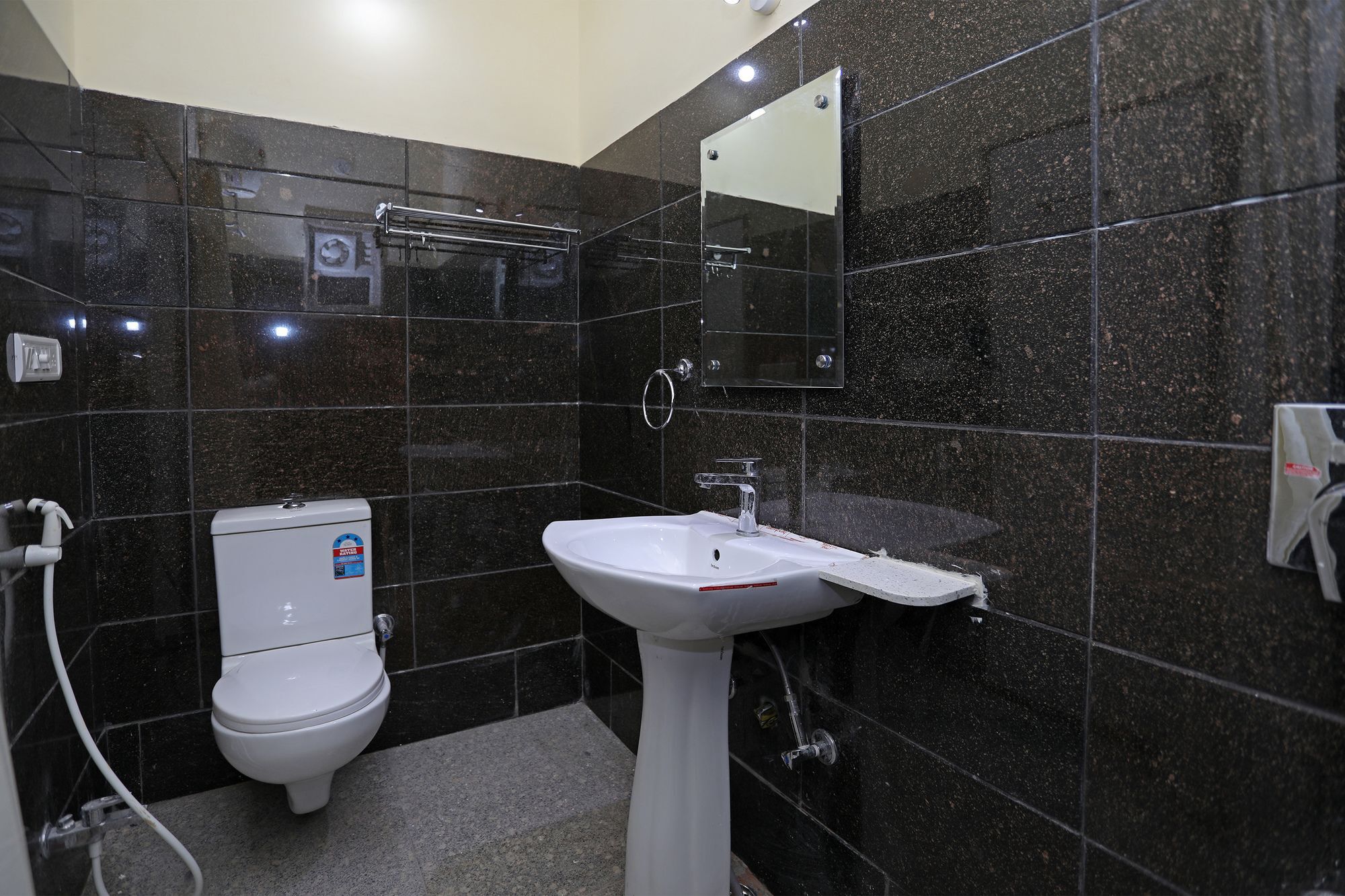 Hotel Oyo 9428 Hill View Goverdhan 3*