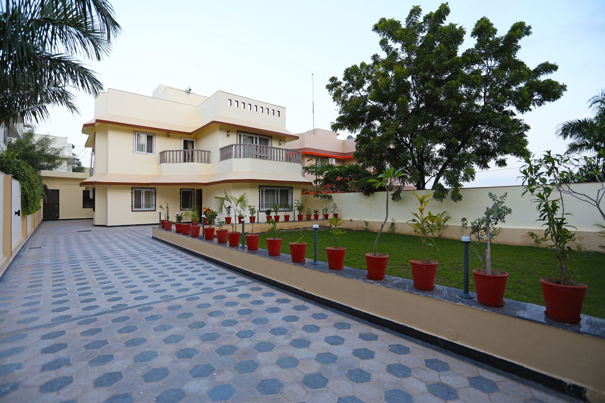 Oyo 9428 Hill View Goverdhan Hotel