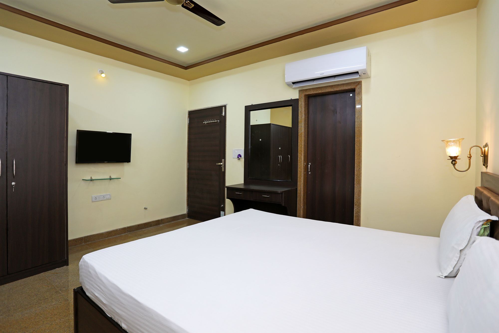 Oyo 9428 Hill View Goverdhan Hotel 3*